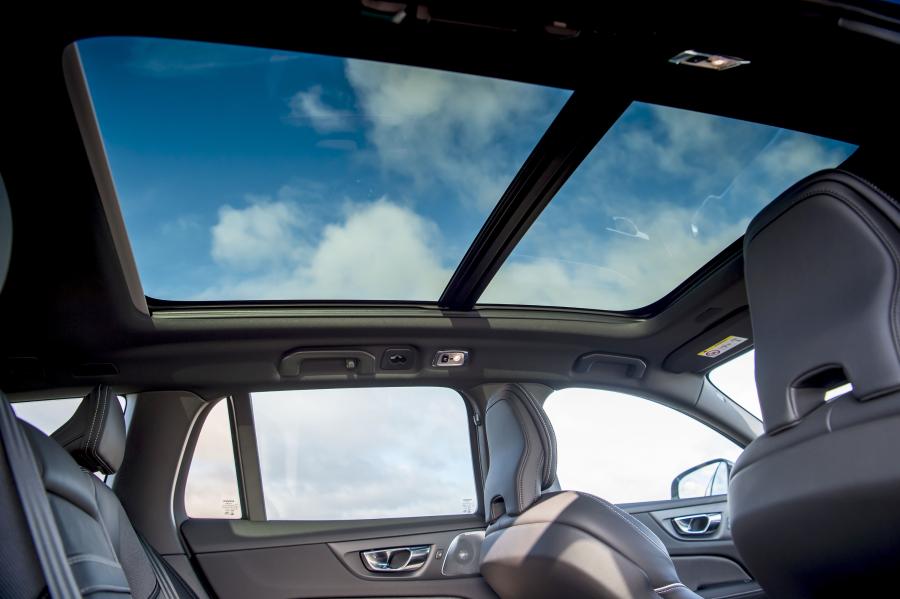 Детали интерьера Volvo V60 T8 R-Design 2019 года  (UK) (фото 6 из 32)